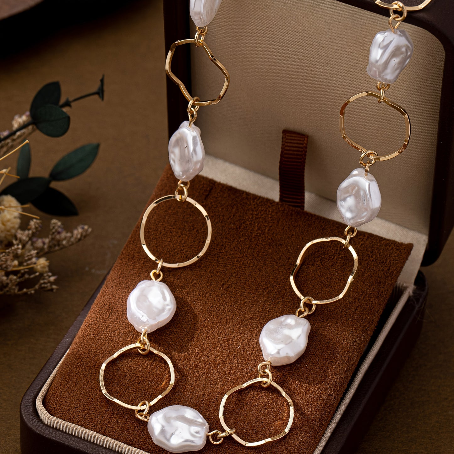 Detail of the necklace links