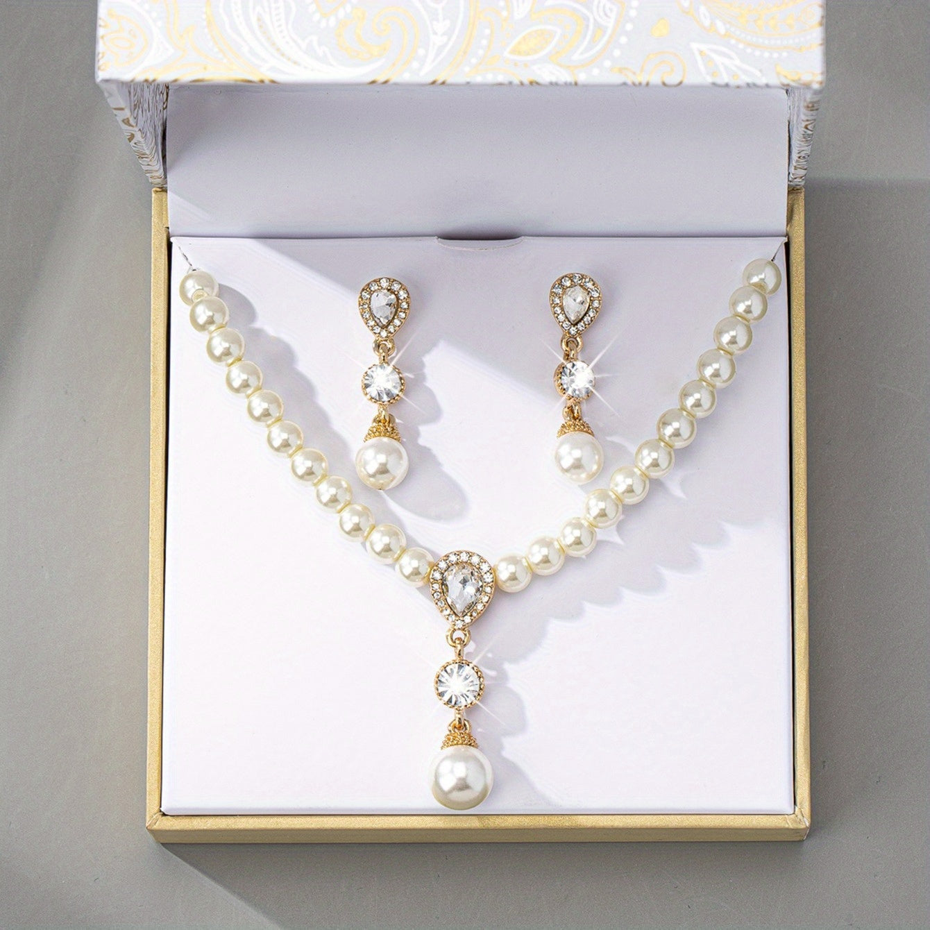 Vintage Classic Pearl Jewelry Set presented in a gift box
