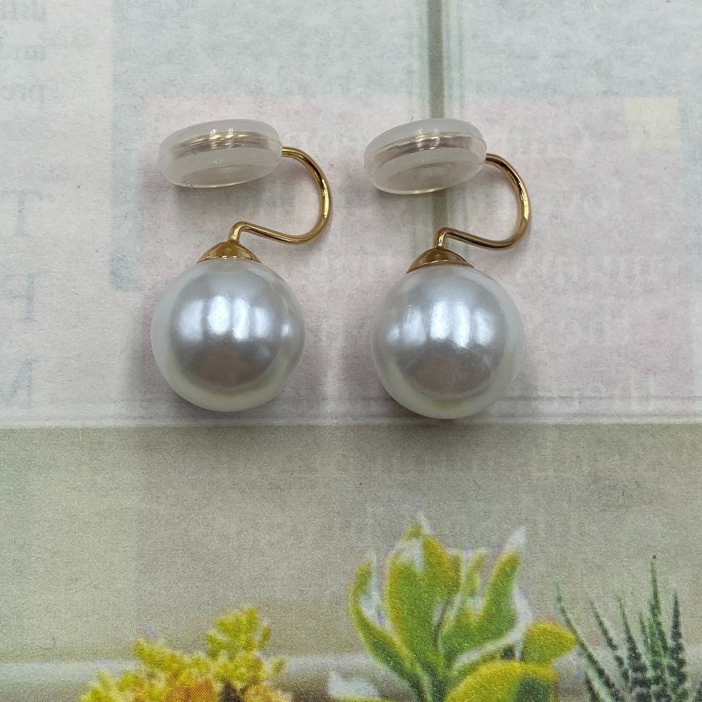 Vintage Round Pearl Clip Earrings detail