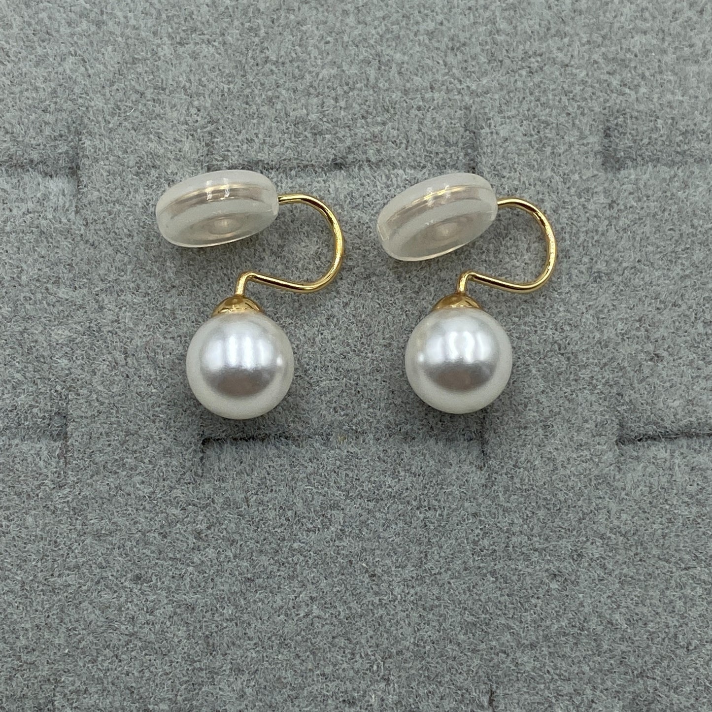 Close-up of the pearl and gold spiral clip