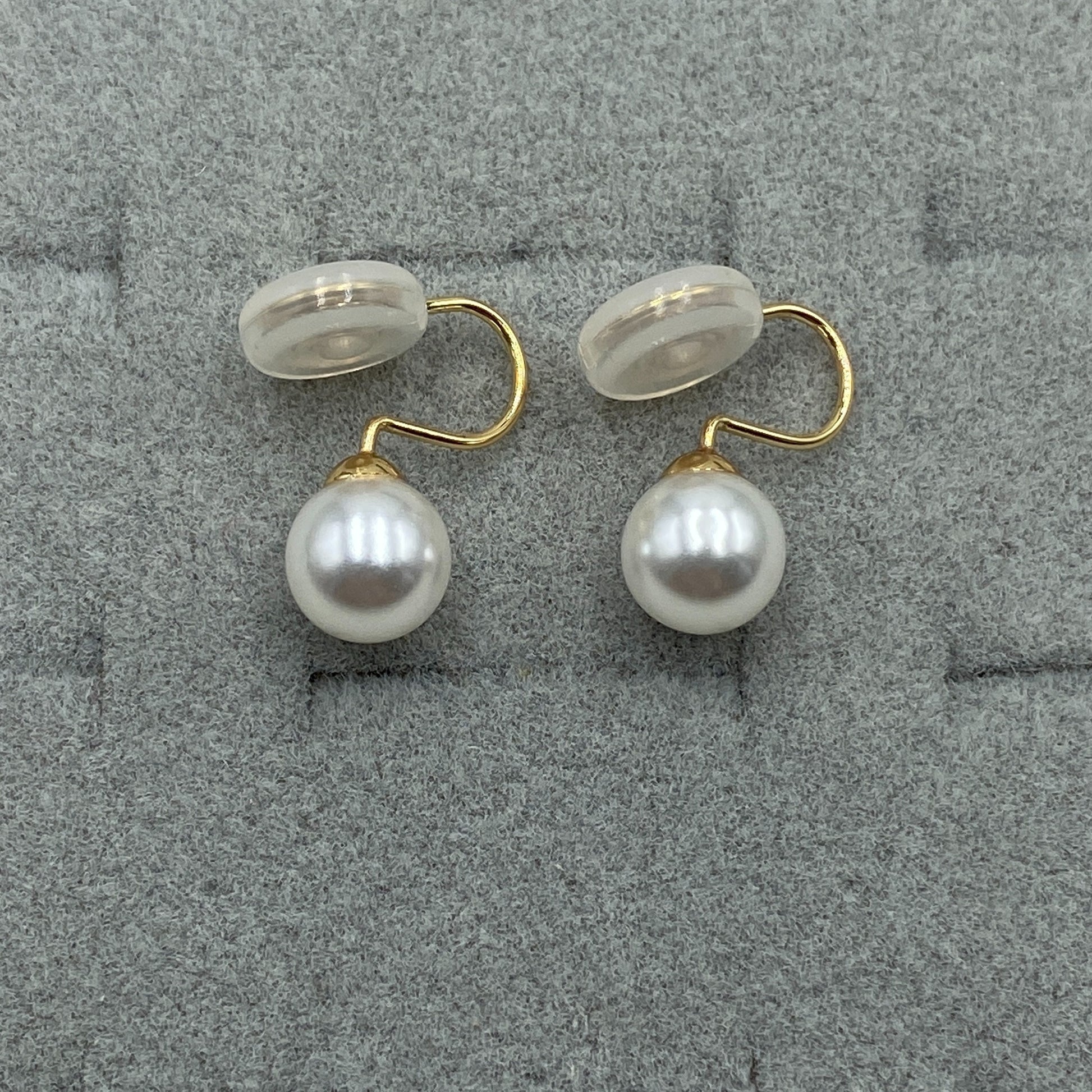 Close-up of the pearl and gold spiral clip